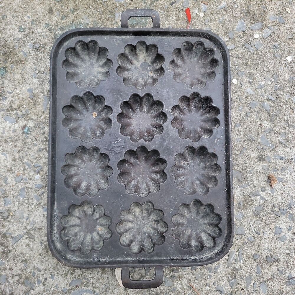 Vintage Turks Head 12 Cup Cast Iron Muffin / Bundt Cake Pan EUC